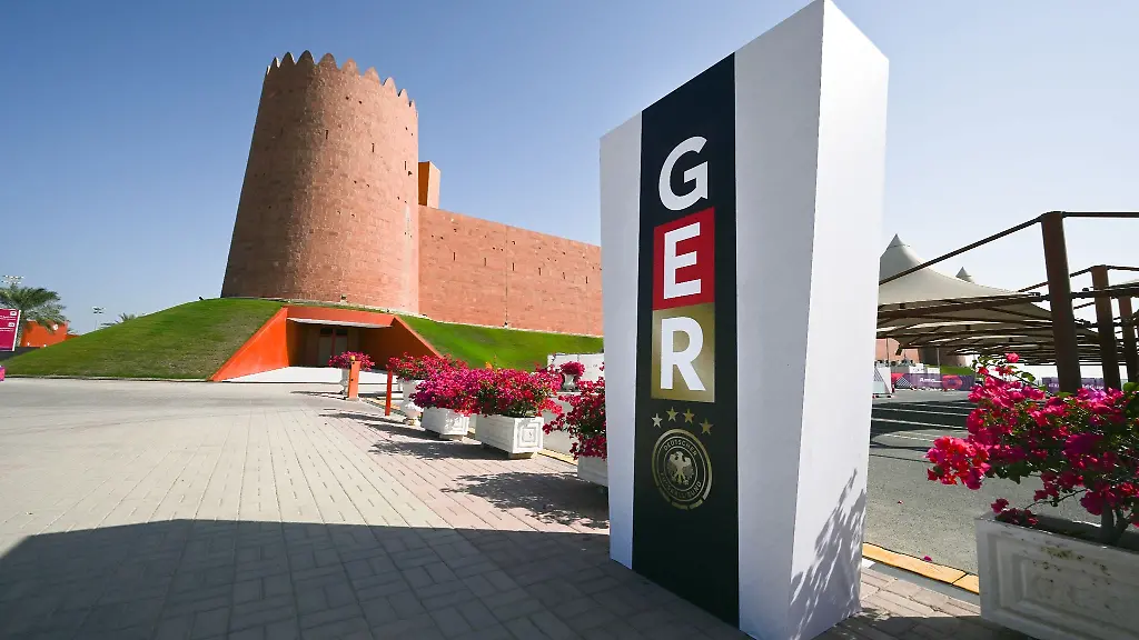 Eine-Saeule-mit-der-Aufschrift-GER-und-dem-Wappen-des-DFB-steht-vor-dem-Al-Shamal-Stadion