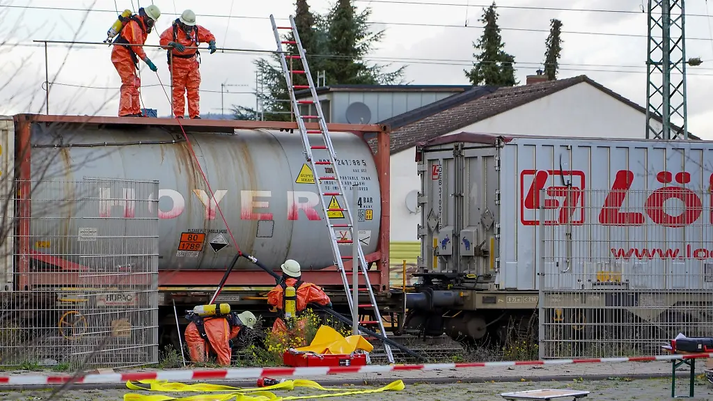 Einsatz-nach-dem-Austritt-von-Salzsaeure-an-einem-Gueterzug