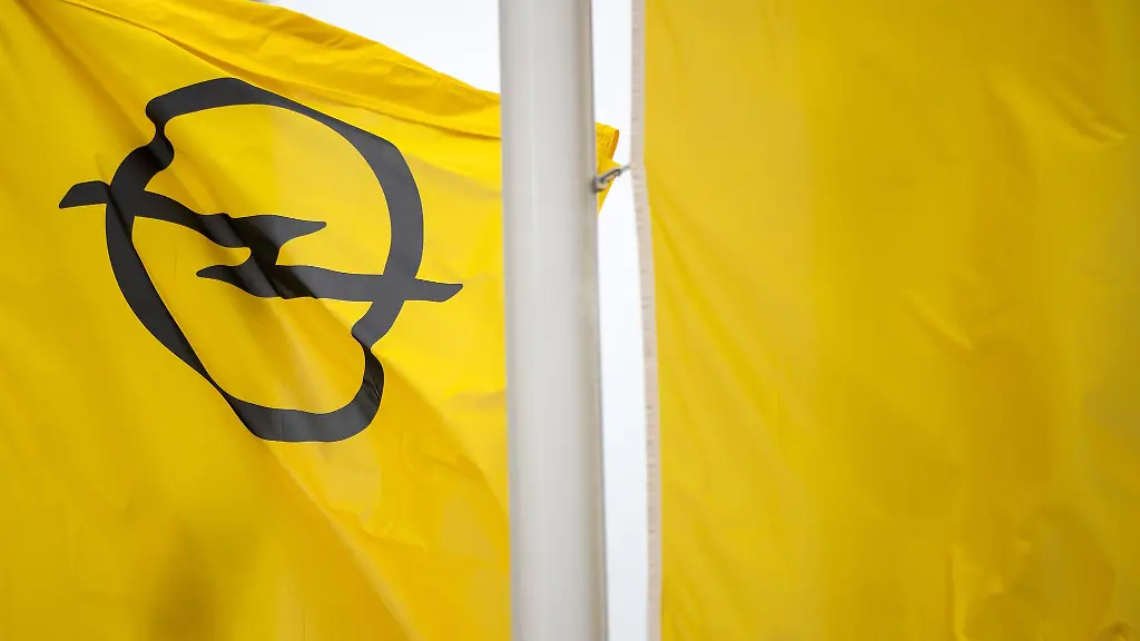 Eine-Fahne-mit-dem-Opel-Logo-weht-bei-Opelwerk-Eisenach
