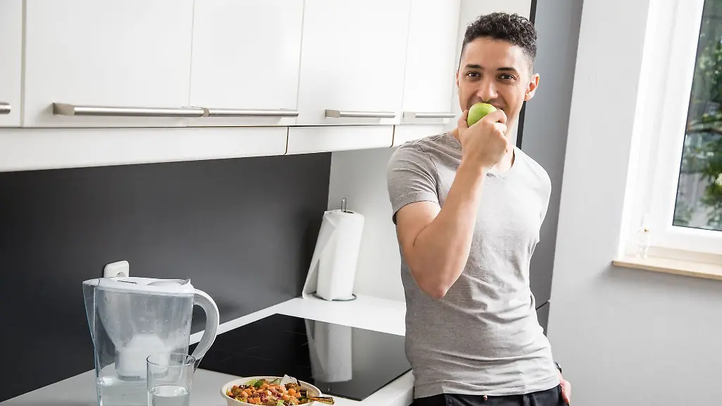 Eine-ausgewogene-Ernaehrung-genug-Pausen-und-ausreichend-Wasser-Von-gesunden-Gewohnheiten-profitiert-auch-unser-Immunsystem