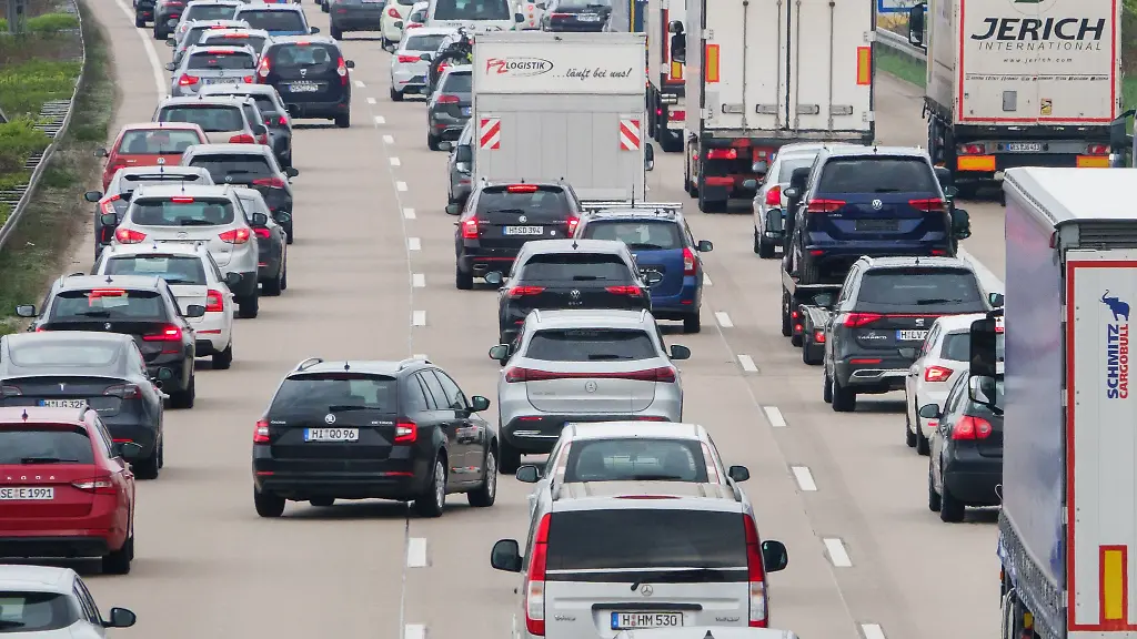 Fahrzeuge-stehen-auf-einer-Autobahn-im-Stau