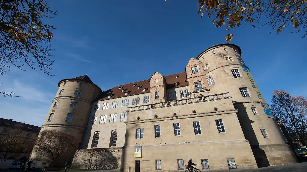 Ein-Radfahrer-faehrt-am-Alten-Schloss-vorbei