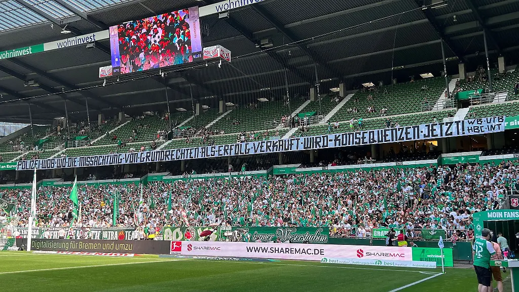 Werder-Fans-machen-mit-einem-Banner-auf-den-Polizeieinsatz-beim-Spiel-in-Wolfsburg-aufmerksam