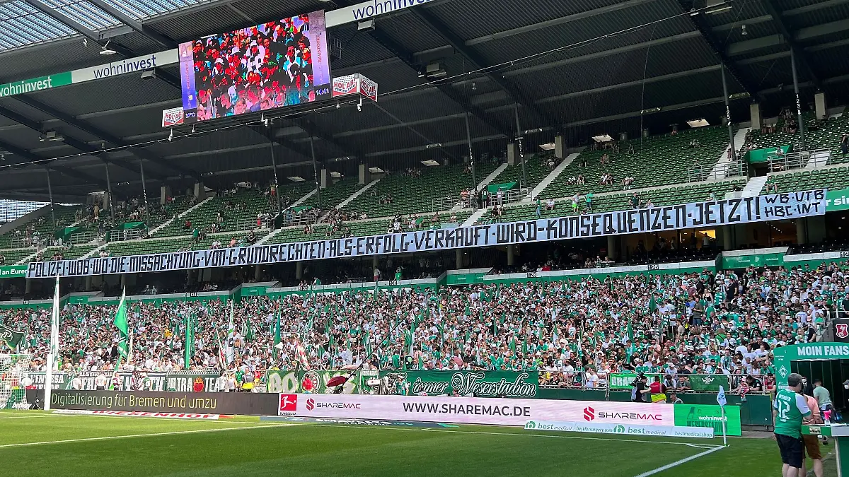 Werder-Fans-machen-mit-einem-Banner-auf-den-Polizeieinsatz-beim-Spiel-in-Wolfsburg-aufmerksam