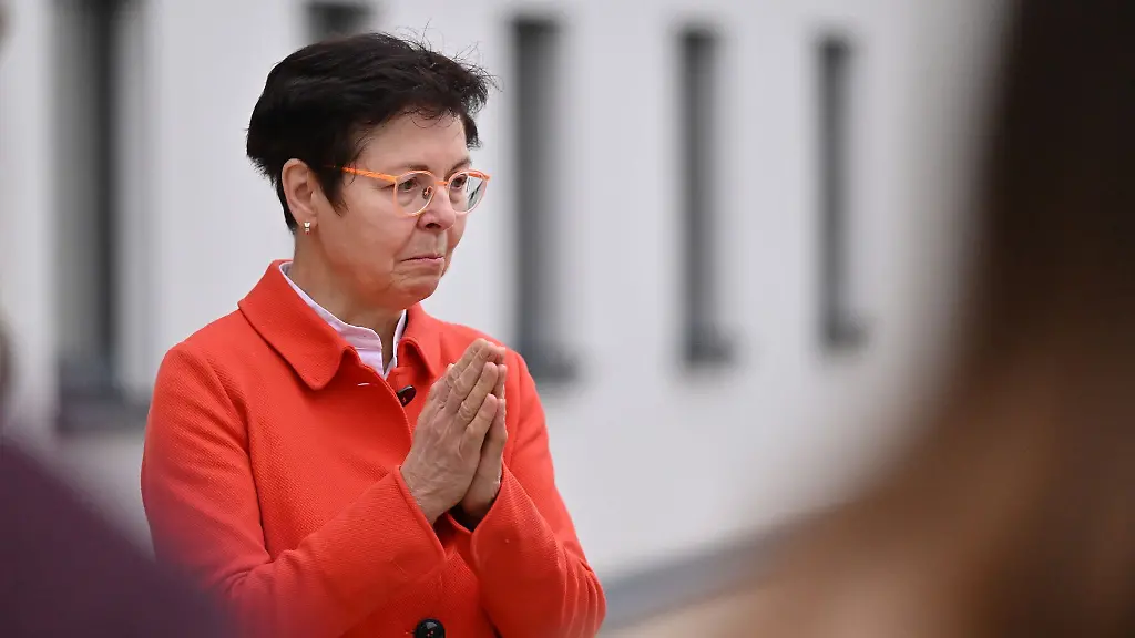Heike-Taubert-SPD-Finanzministerin-von-Thueringen-steht-im-Thueringer-Landtag