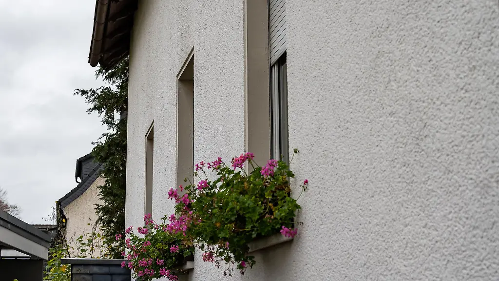 Blick-auf-das-Haus-in-Attendorn-in-dem-das-Maedchen-fast-ihr-ganzes-Leben-lang-festgehalten-worden-sein-soll