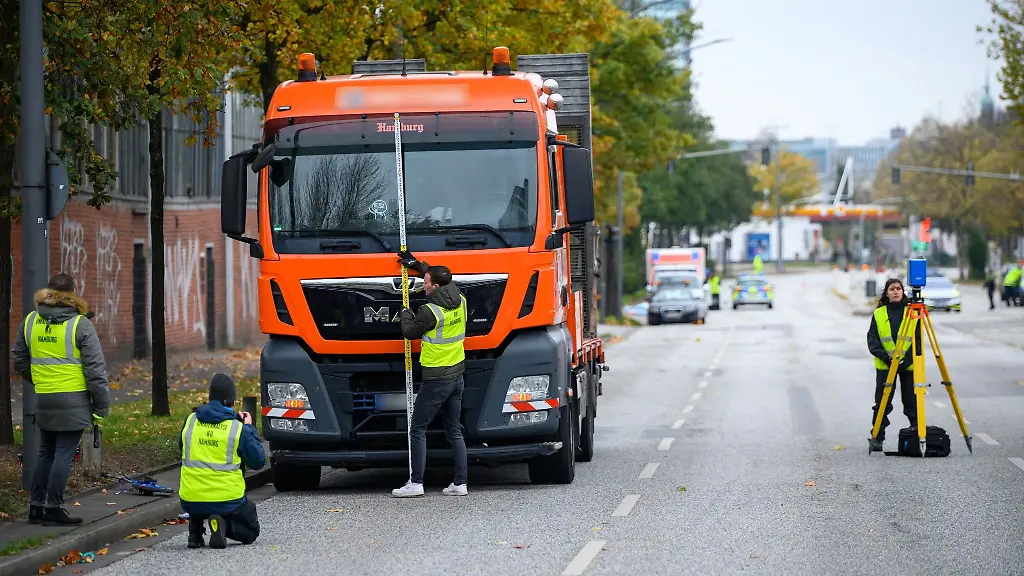 Ermittler-stehen-am-Lastwagen-an-der-Unfallstelle