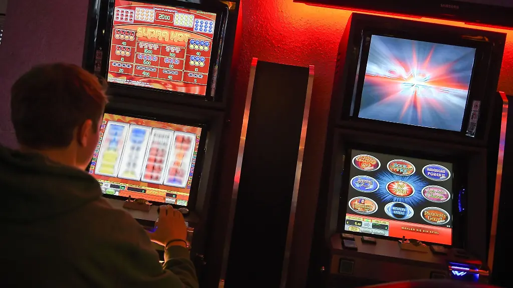 Ein-junger-Mann-spielt-an-einem-Spielautomaten