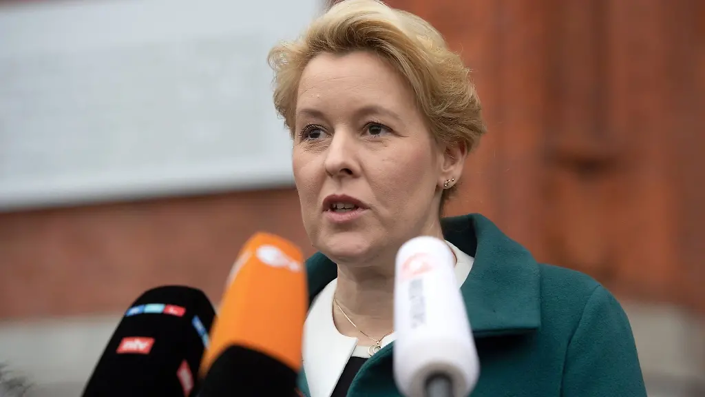 Berlins-Regierende-Buergermeisterin-Franziska-Giffey-SPD-spricht-zu-Journalisten