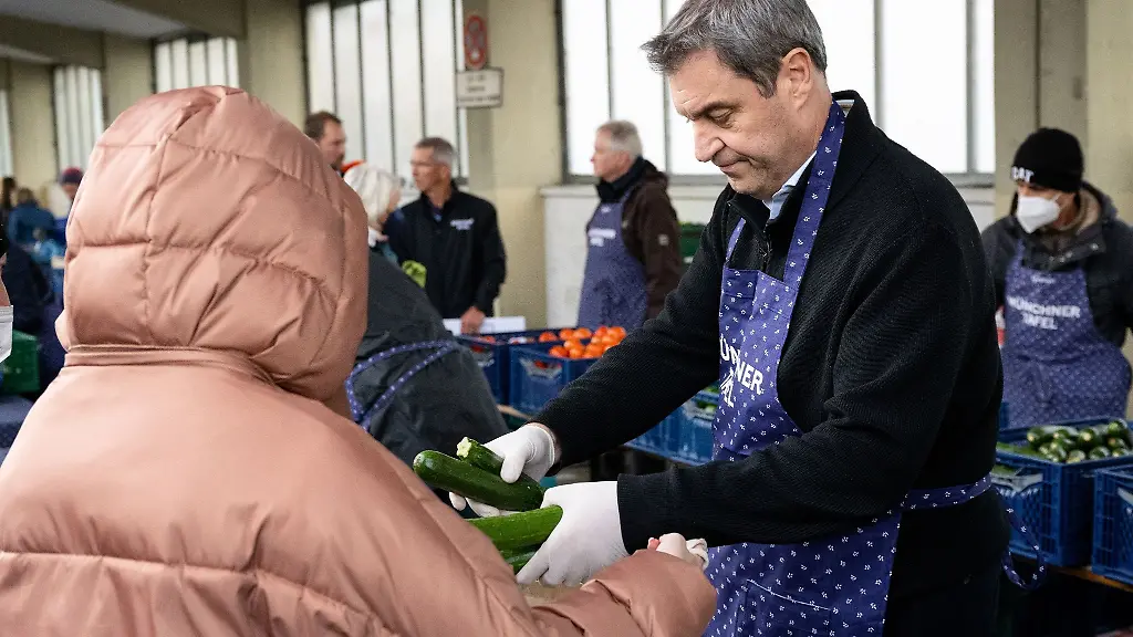 Markus-Soeder-M-CSU-Ministerpraesident-von-Bayern-verteilt-Lebensmittel