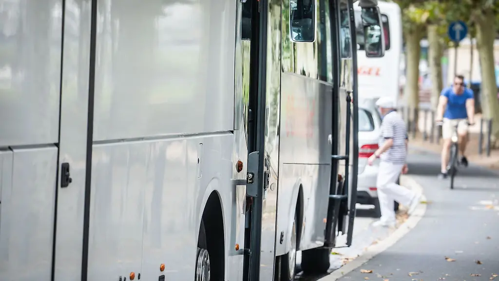 Reisebusse-stehen-am-Strassenrand