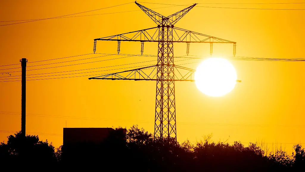 Die-Sonne-geht-hinter-einer-Hochspannungsleitung-auf