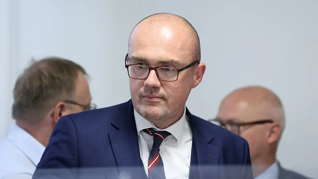 Der-AfD-Landtagsabgeordnete-Hans-Thomas-Tillschneider-kommt-zu-einer-Fraktionssitzung