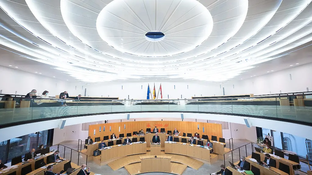 Blick-in-den-Plenarsaal-des-Landtags-von-Hessen