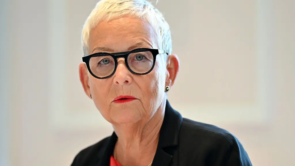 Ellen-Lundershausen-Praesidentin-der-Landesaerztekammer-Thueringen-vor-der-Presse