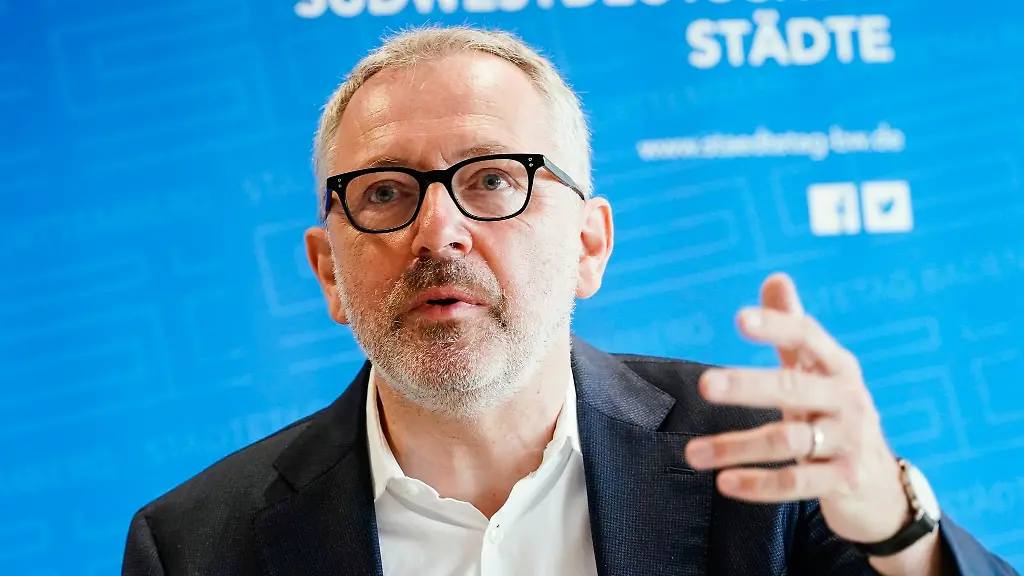 Peter-Kurz-SPD-Oberbuergermeister-der-Stadt-Mannheim-spricht-zur-Presse