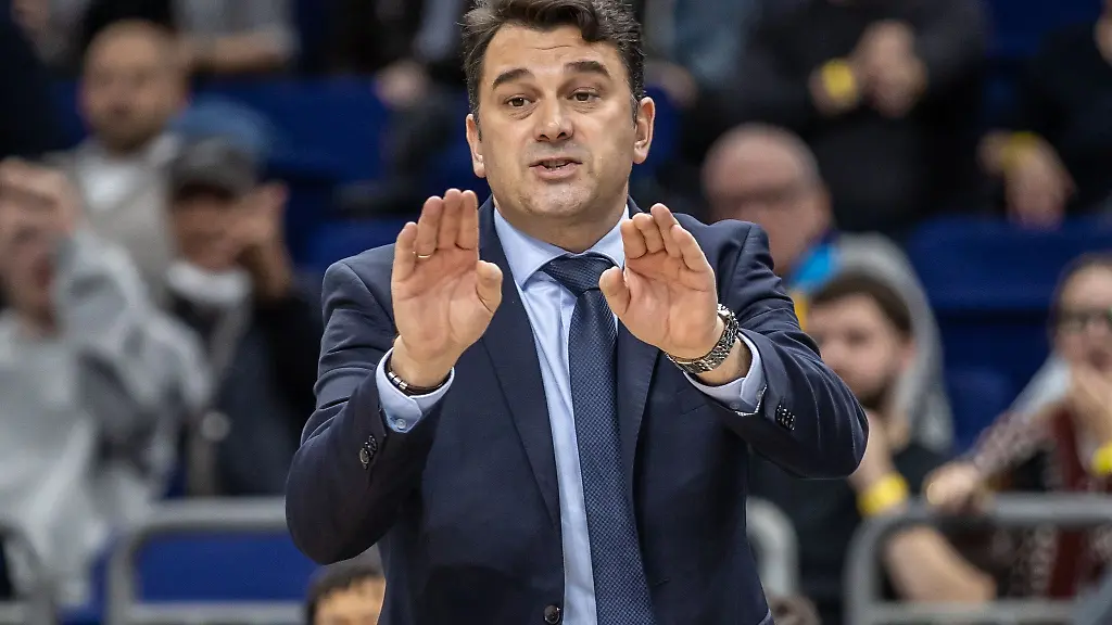 Headcoach-Israel-Gonzalez-von-Alba-Berlin-steht-gestikulierend-am-Rand-des-Courts