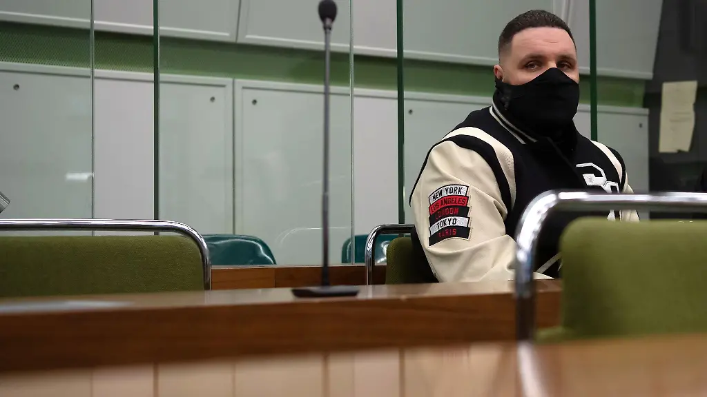 Der-Rapper-Fler-buergerlich-Patrick-Losensky-sitzt-in-einem-Gerichtssaal