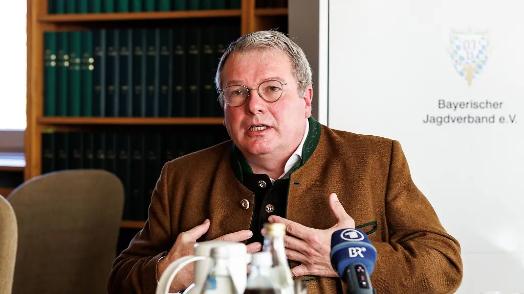 Ernst-Weidenbusch-Praesident-des-Bayerischen-Jagdverbands-BJV-spricht-auf-einer-Pressekonferenz-des-Bayerischen-Jagdverbands
