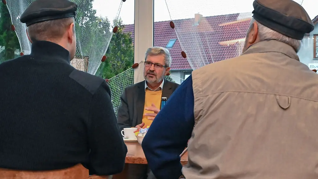 Axel-Vogel-M-Umweltminister-von-Brandenburg-spricht-mit-zwei-Oder-Fischern