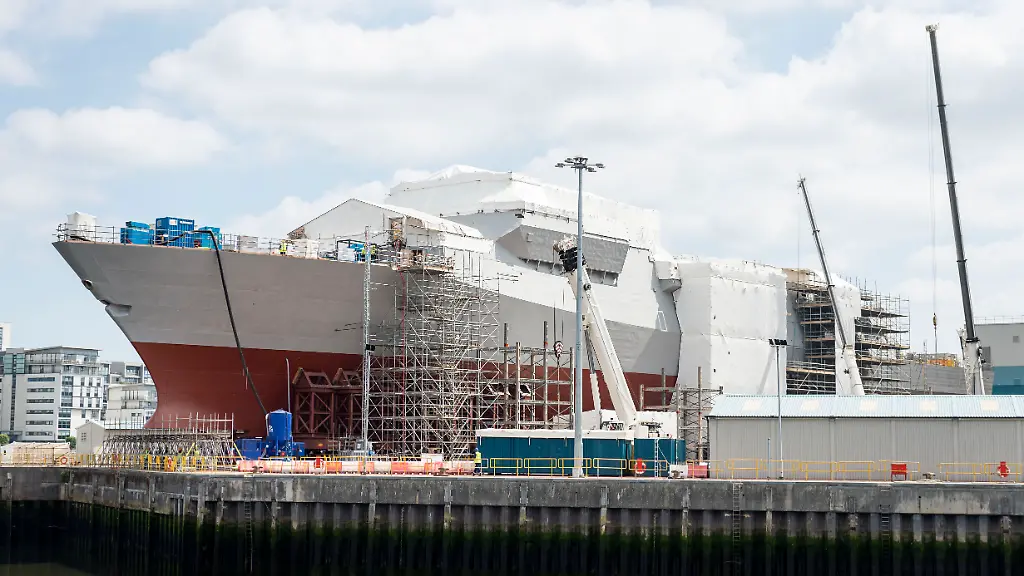 HMS-Glasgow-under-construction-in-Govan