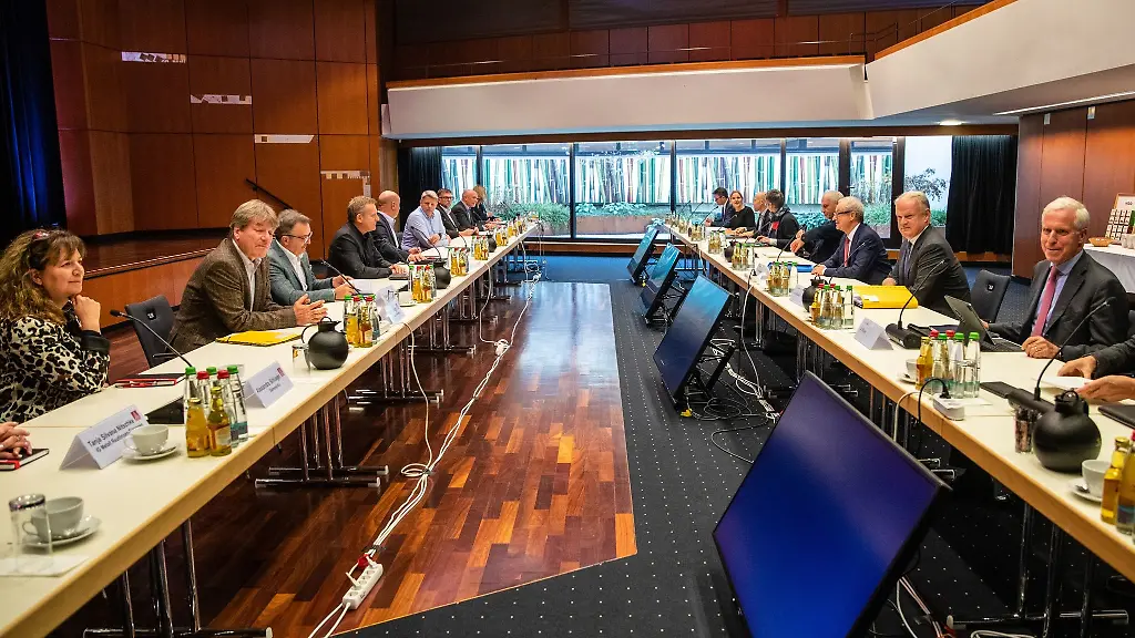 Teilnehmer-von-IG-Metall-l-und-Suedwestmetall-r-sitzen-bei-Verhandlungen-am-08-11-2022-zusammen