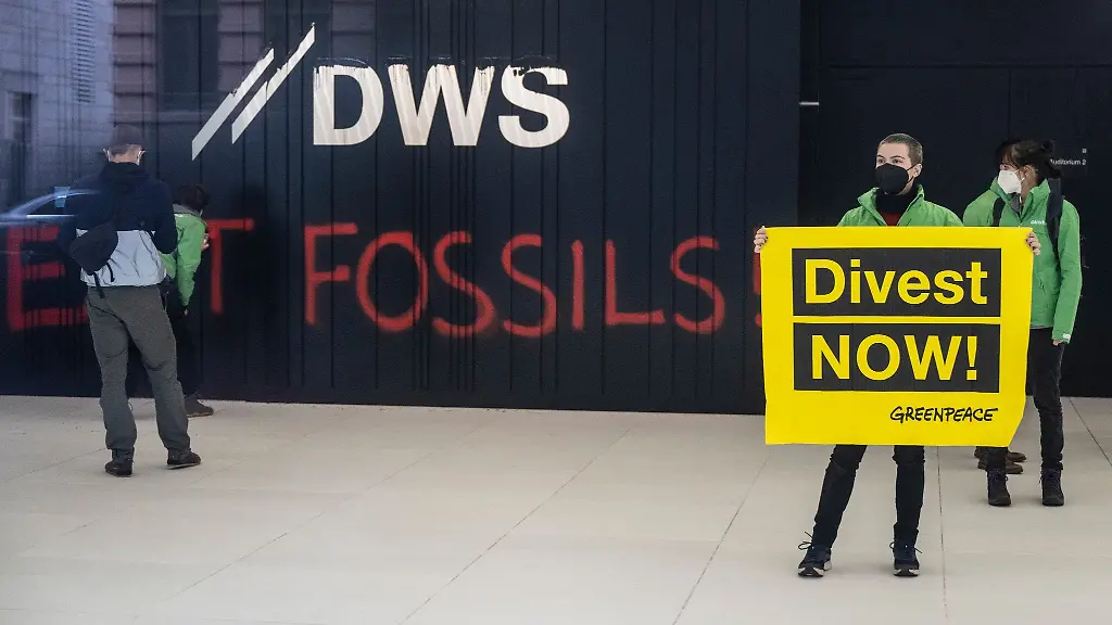 Aktivisten-und-Aktivistinnen-protestieren-im-Eingangsbereich-des-Gebaeudes-der-Deutsche-Bank-Fondstochter-DWS