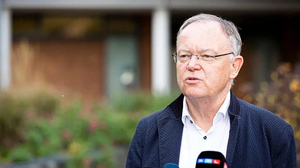 Stephan-Weil-SPD-Ministerpraesident-von-Niedersachsen-gibt-ein-Pressestatement-ab