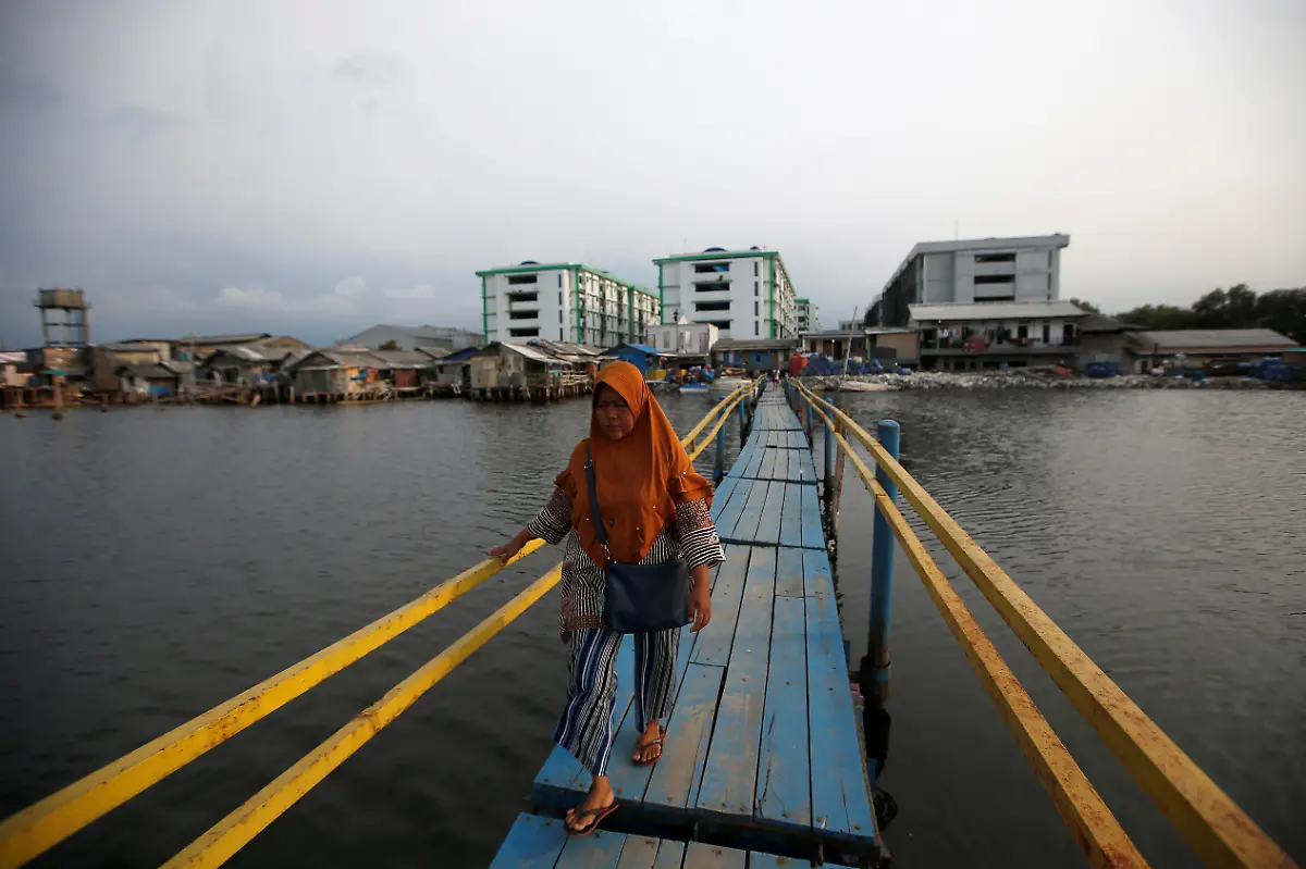 2019-12-13T115045Z-185095263-RC2BUD9UN93X-RTRMADP-3-INDONESIA-SEAWALL