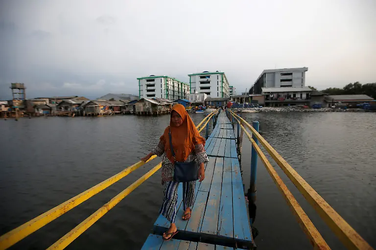 2019-12-13T115045Z-185095263-RC2BUD9UN93X-RTRMADP-3-INDONESIA-SEAWALL