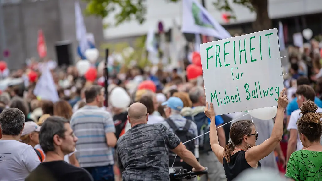 Freiheit-fuer-Michael-Ballweg-steht-auf-dem-Schild-einer-Teilnehmerin-einer-Demonstration