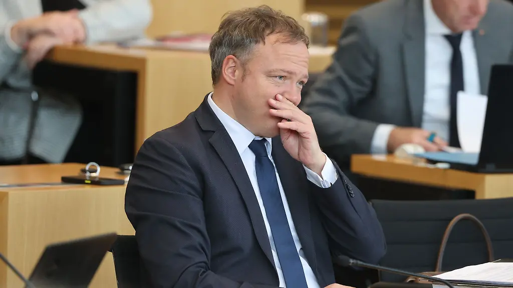 Mario-Voigt-Fraktionsvorsitzender-der-CDU-im-Thueringer-Landtag-sitzt-im-Plenarsaal