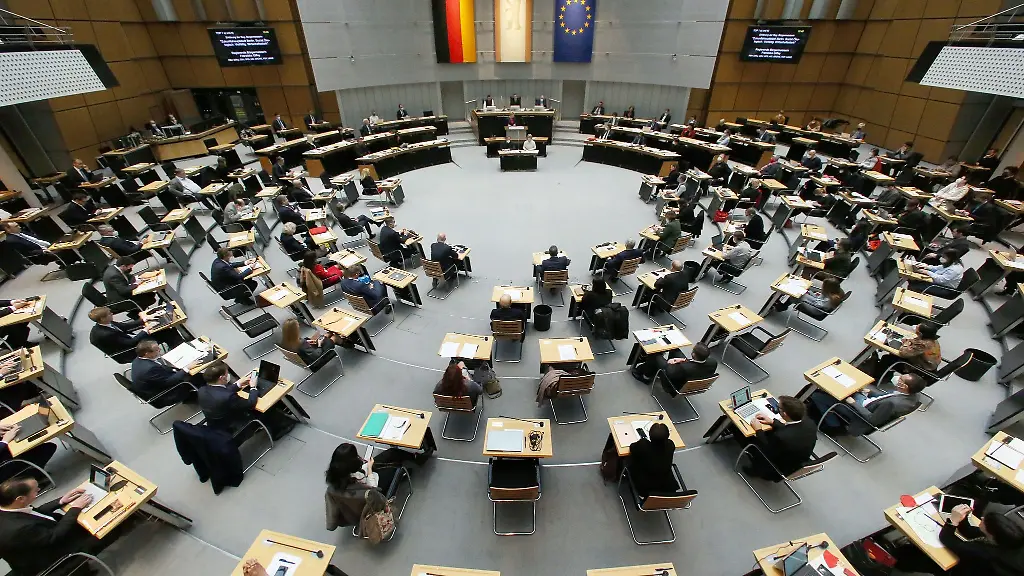 Das-Abgeordnetenhaus-kommt-zu-einer-Sitzung-zusammen