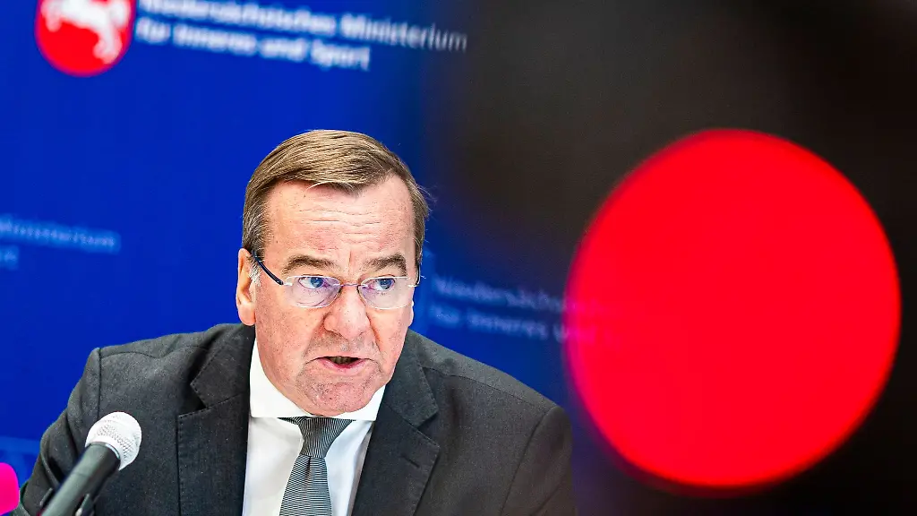 Boris-Pistorius-spricht-auf-einer-Pressekonferenz