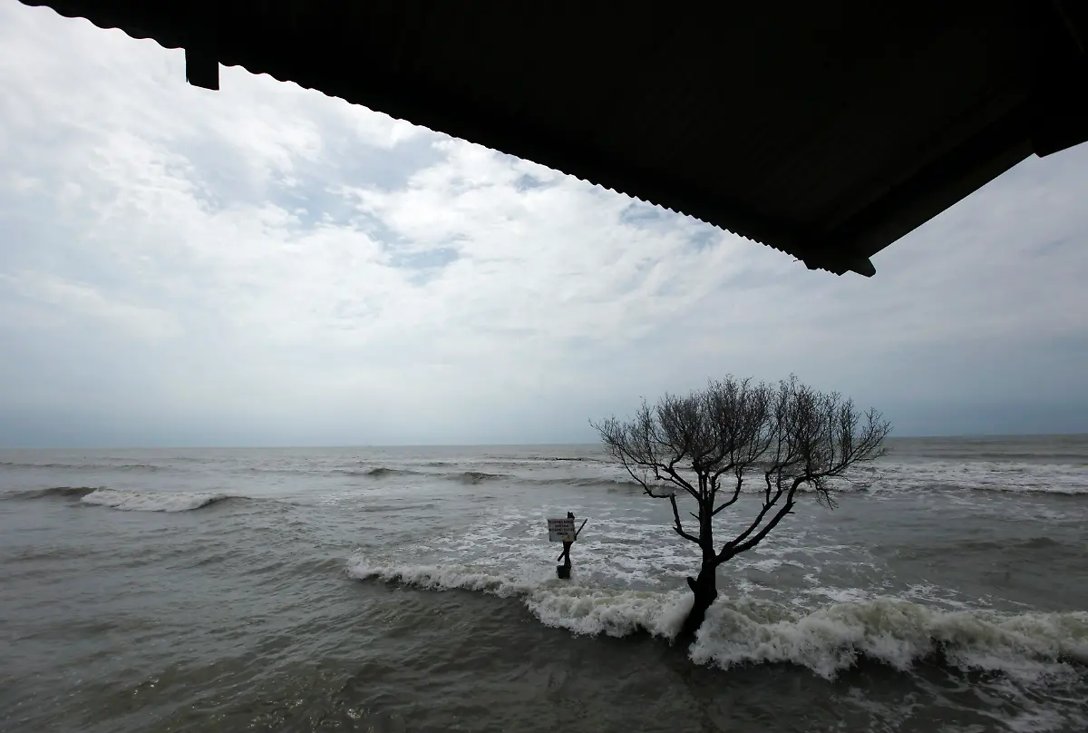 2010-07-16T120000Z-1136778533-GM1E67H08AG01-RTRMADP-3-CLIMATE-OCEANS-RISE