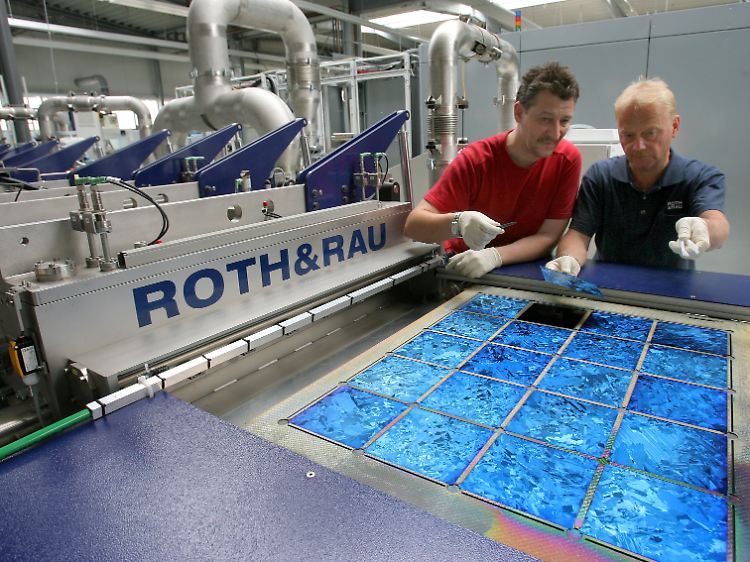 Test von Siliziumwafern für Solaranlagen an einer neuentwickelten Plasmaanlage.