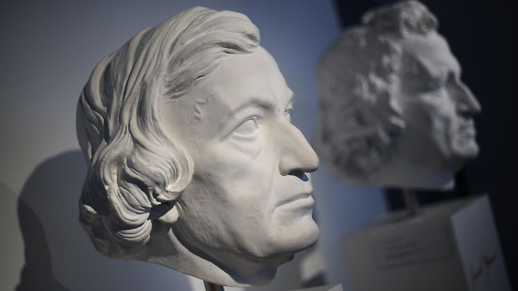 Die Büste von Wilhelm Grimm (l) neben der seines Bruders Jacob .