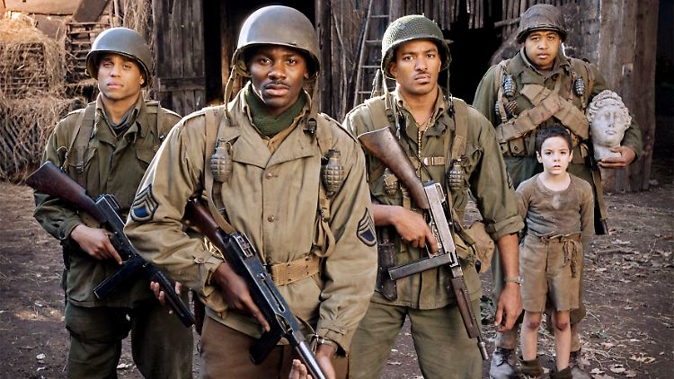 Die vier "Buffalo Soldiers", Bishop Cummings, Aubrey Stamps, Hector Negron und Sam Train (v.l. nach r.), mit ihrem kleinen italienischen Weggefährten Angelo.