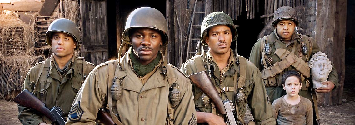 Die vier "Buffalo Soldiers", Bishop Cummings, Aubrey Stamps, Hector Negron und Sam Train (v.l. nach r.), mit ihrem kleinen italienischen Weggefährten Angelo.
