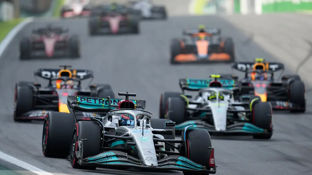 Mercedes-Pilot-George-Russell-vorne-feierte-beim-Grossen-Preis-von-Brasilien-seinen-ersten-Rennsieg-in-der-Formel-1