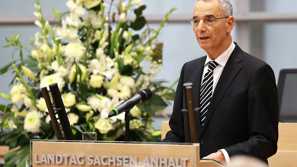 Michael-Wolffson-Historiker-und-Publizist-spricht-waehrend-der-zentralen-Gedenkveranstaltung-zum-Volkstrauertag