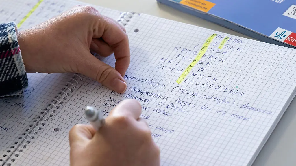 Ein-ukrainischer-Fluechtlinge-nimmt-an-einem-Deutschkurs-teil