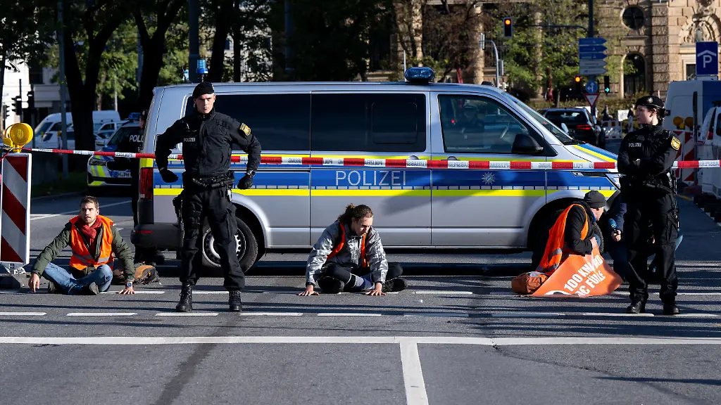 c36b3bd66018fbe09f6826cf99b41844