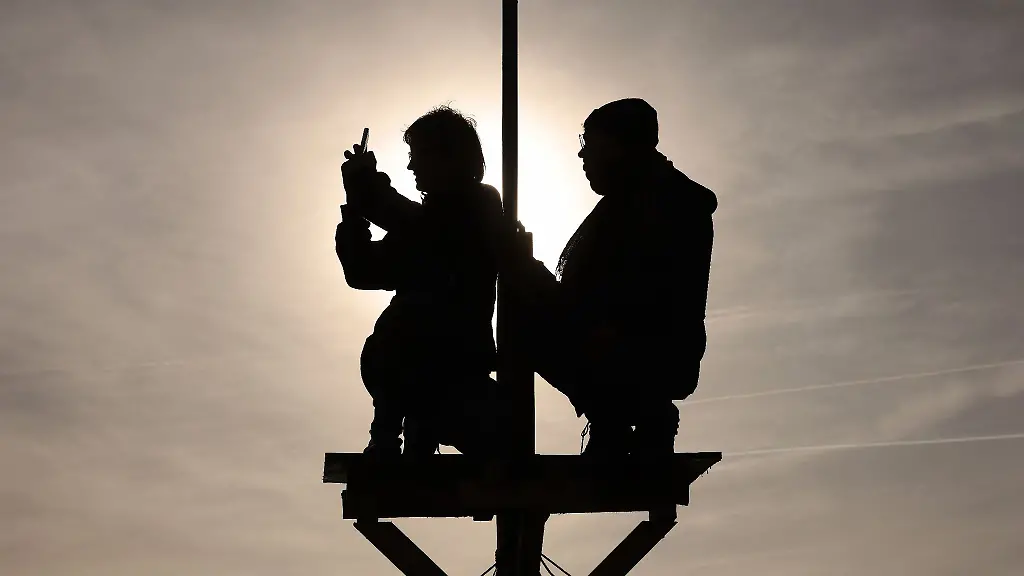 Zwei-Demonstranten-sitzen-auf-einem-Monopod-am-Rande-des-Braunkohle-Tagebaus-Garzweiler