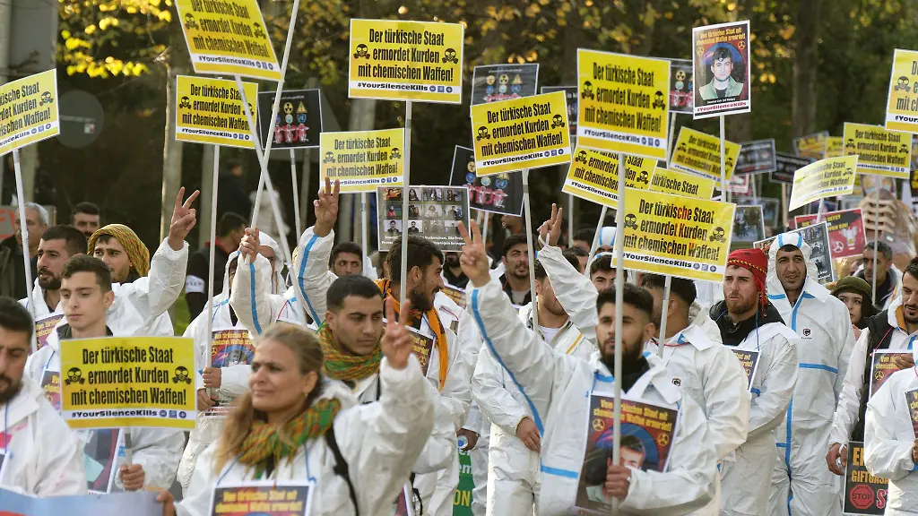 Teilnehmer-halten-bei-einer-Demonstration-unter-dem-Motto-Stop-Chemical-Warfare-in-Kurdistan-YourSilenceKills-Plakate-mit-der-Aufschrift-Der-Tuerkische-Staat-ermordet-Kurden-mit-Chemischen-Waffen