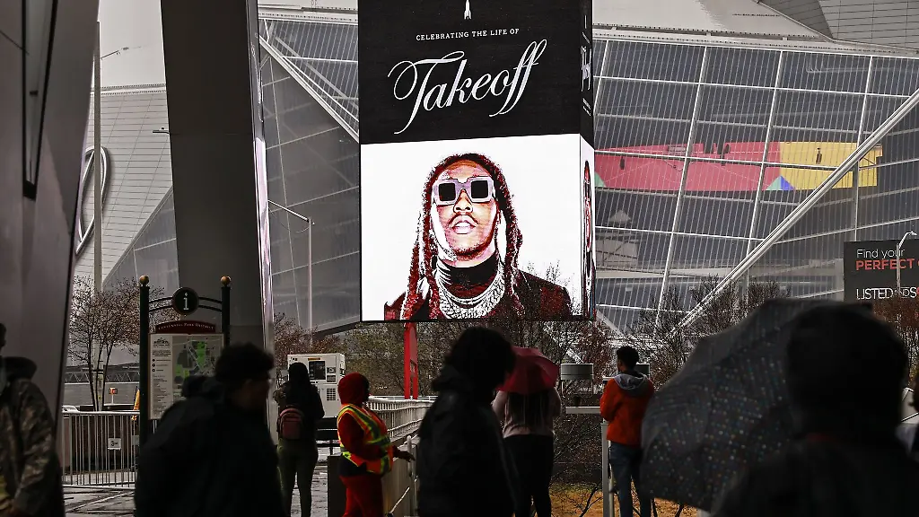 Fans-warten-vor-der-State-Farm-Arena-um-an-der-Gedenkfeier-fuer-den-getoeteten-Migos-Rapper-Takeoff-teilzunehmen