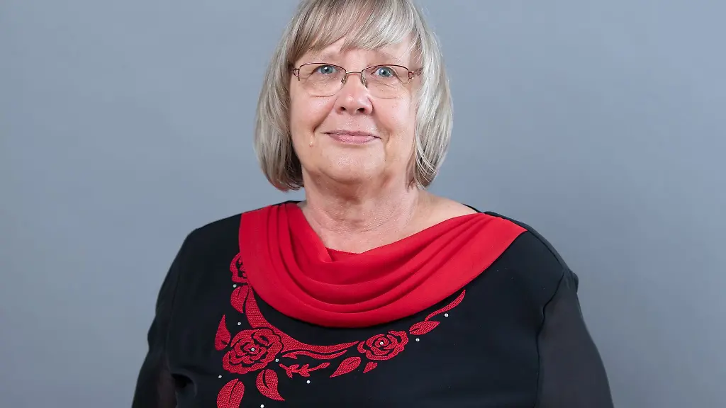 Monika-Hohmann-Die-Linke-Landtagsabgeordnete-laechelt-in-die-Kamera