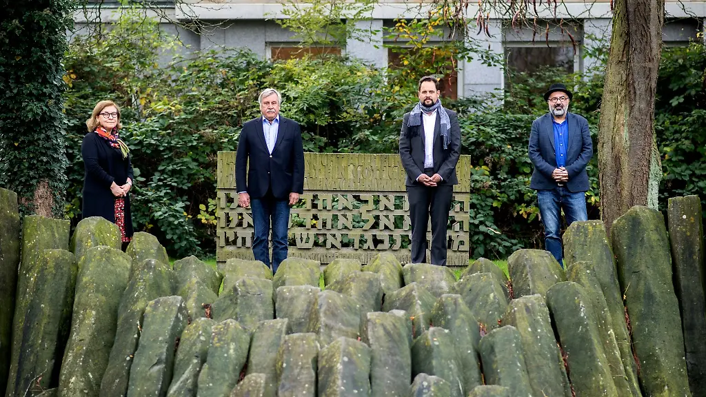 In-Oldenburg-stehen-Politiker-neben-einem-Mahnmal-fuer-die-Opfer-des-Nationalsozialismus