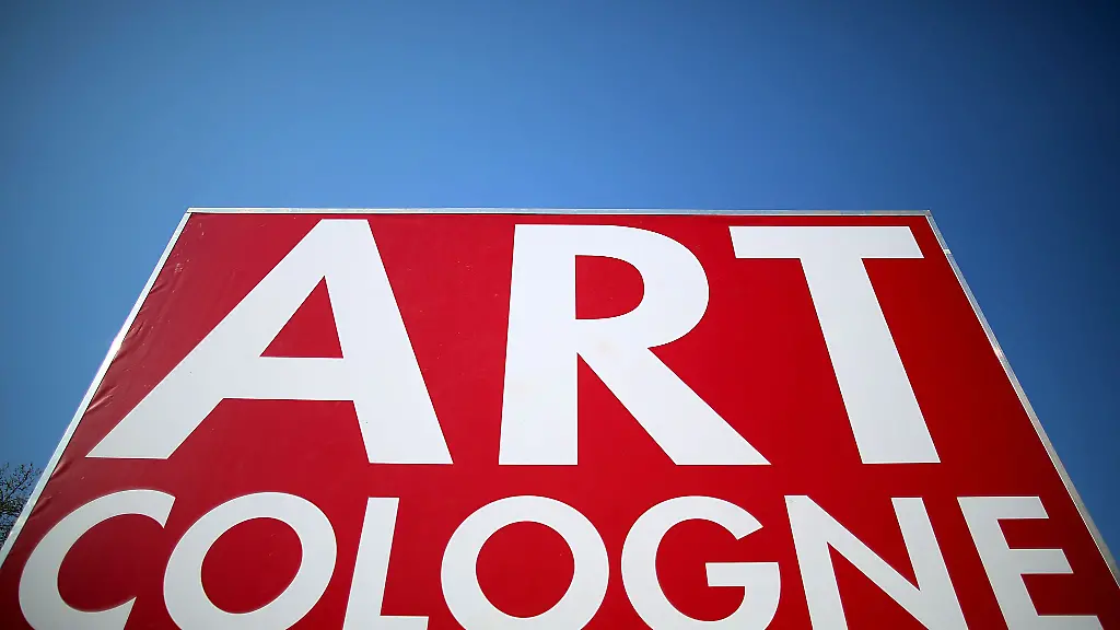 Ein-Plakat-der-Art-Cologne-steht-vor-der-Messe