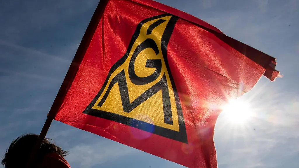 Eine-IG-Metall-Fahne-weht-im-Wind